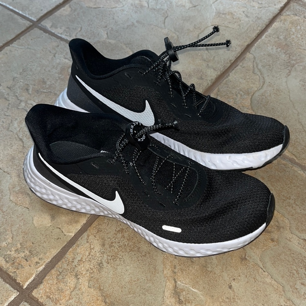 Women’s size 8 like new black and white Nike tennis shoes